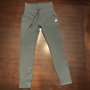 Vuori size small olive green leggings